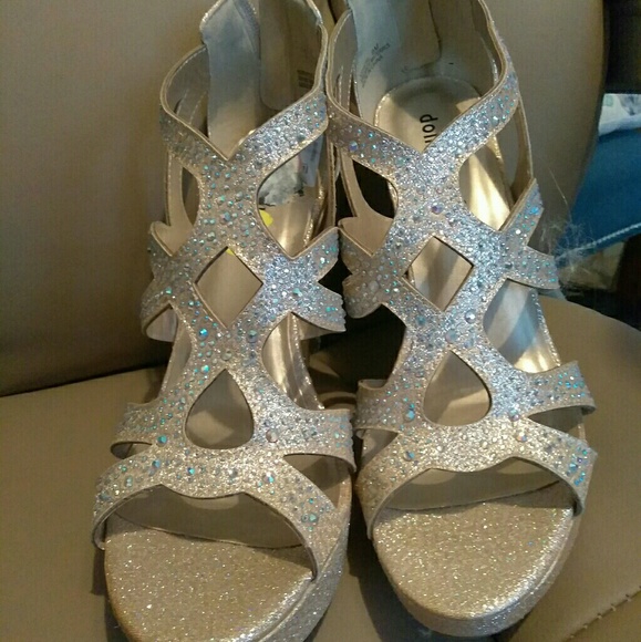 Shoes - Glitzy gold Platform Sandals